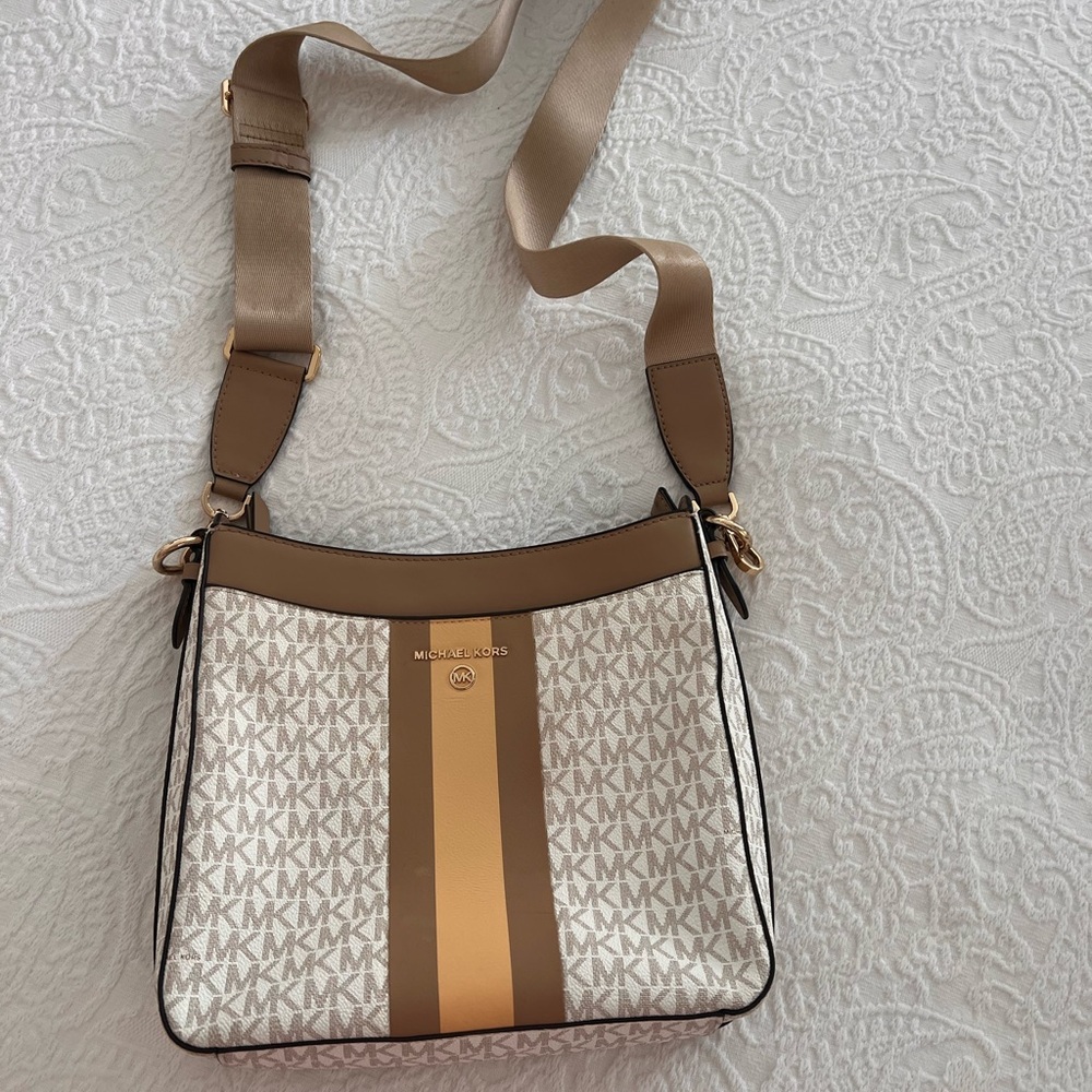 Cute Michael kors crossbody.
